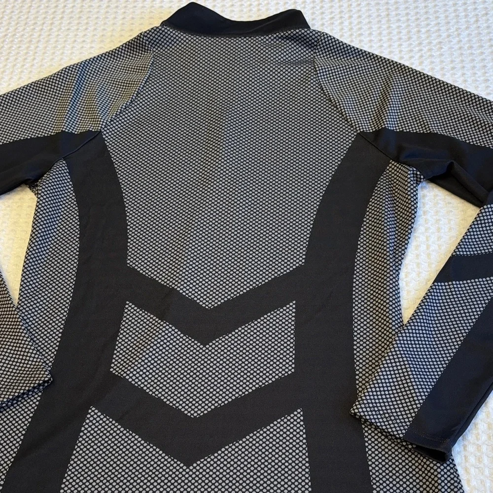 Under Armour MEDIUM Black Gray Dot Long Sleeve 1/4 Zip Mock Neck Top - Picture 11 of 12